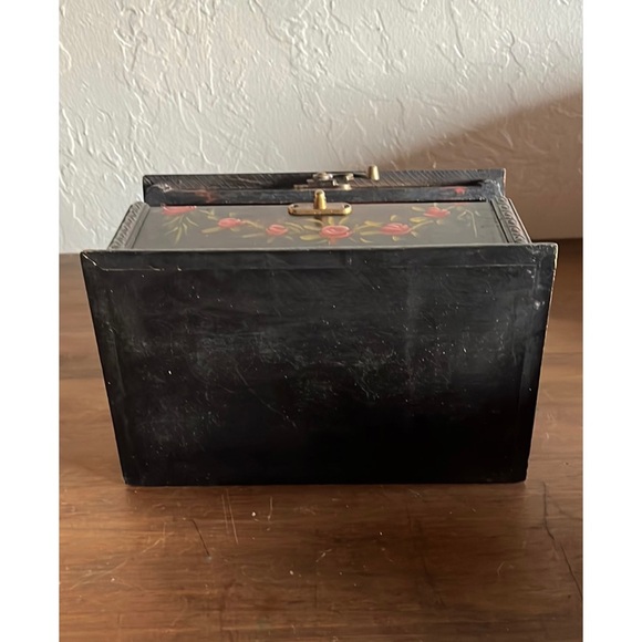 🌹💐Hand-Painted Folk Art Roses Floral Wooden Keepsake Box with Brass Latch🌹💐 - Picture 7 of 9